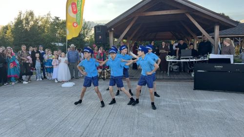 Сабада Балаларны яклау көнендә  Сәнгать мәктәбе укучыларын тәбрикләделәр