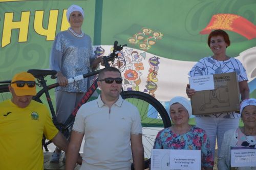 Тауга  каршы  йөгерү, тимер атка  атлану, пленка эченнән мүкәләү – болар барысы да Иләбәр  Сабантуенда гына