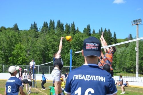 Тауга  каршы  йөгерү, тимер атка  атлану, пленка эченнән мүкәләү – болар барысы да Иләбәр  Сабантуенда гына