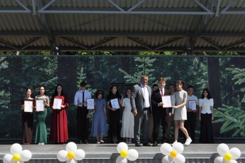 Районыбызның IX сыйныф укучыларына өлгергәнлек аттестаты тапшыру тантанасыннан  ФОТОРЕПОРТАЖ