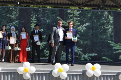 Районыбызның IX сыйныф укучыларына өлгергәнлек аттестаты тапшыру тантанасыннан  ФОТОРЕПОРТАЖ