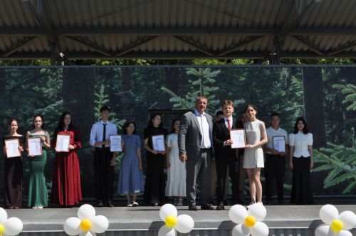 Районыбызның IX сыйныф укучыларына өлгергәнлек аттестаты тапшыру тантанасыннан  ФОТОРЕПОРТАЖ