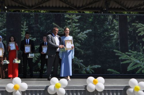 Районыбызның IX сыйныф укучыларына өлгергәнлек аттестаты тапшыру тантанасыннан  ФОТОРЕПОРТАЖ
