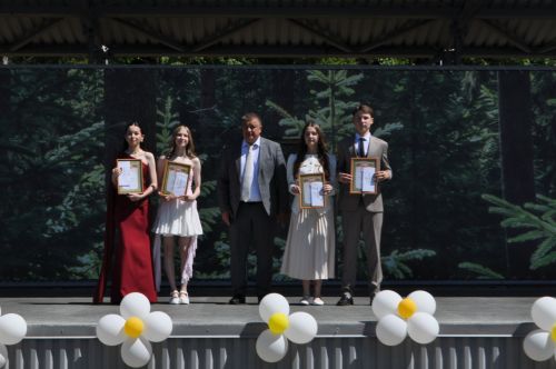 Районыбызның IX сыйныф укучыларына өлгергәнлек аттестаты тапшыру тантанасыннан  ФОТОРЕПОРТАЖ