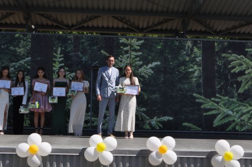 Районыбызның IX сыйныф укучыларына өлгергәнлек аттестаты тапшыру тантанасыннан  ФОТОРЕПОРТАЖ