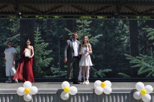 Районыбызның IX сыйныф укучыларына өлгергәнлек аттестаты тапшыру тантанасыннан  ФОТОРЕПОРТАЖ