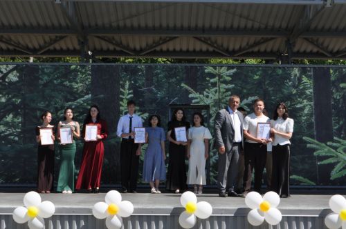 Районыбызның IX сыйныф укучыларына өлгергәнлек аттестаты тапшыру тантанасыннан  ФОТОРЕПОРТАЖ