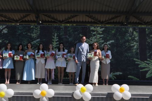 Районыбызның IX сыйныф укучыларына өлгергәнлек аттестаты тапшыру тантанасыннан  ФОТОРЕПОРТАЖ