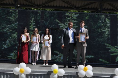 Районыбызның IX сыйныф укучыларына өлгергәнлек аттестаты тапшыру тантанасыннан  ФОТОРЕПОРТАЖ