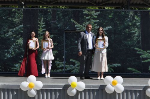 Районыбызның IX сыйныф укучыларына өлгергәнлек аттестаты тапшыру тантанасыннан  ФОТОРЕПОРТАЖ