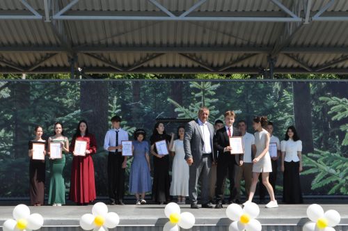 Районыбызның IX сыйныф укучыларына өлгергәнлек аттестаты тапшыру тантанасыннан  ФОТОРЕПОРТАЖ