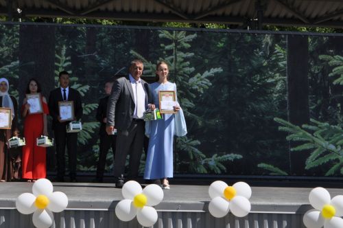 Районыбызның IX сыйныф укучыларына өлгергәнлек аттестаты тапшыру тантанасыннан  ФОТОРЕПОРТАЖ