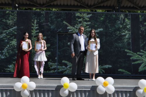 Районыбызның IX сыйныф укучыларына өлгергәнлек аттестаты тапшыру тантанасыннан  ФОТОРЕПОРТАЖ