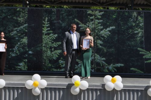 Районыбызның IX сыйныф укучыларына өлгергәнлек аттестаты тапшыру тантанасыннан  ФОТОРЕПОРТАЖ