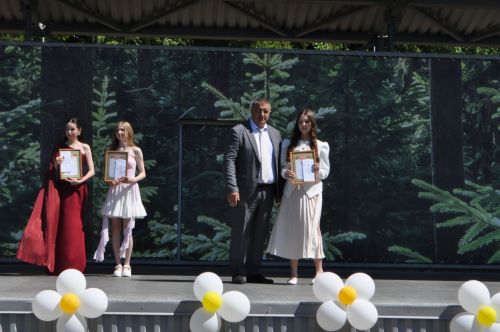 Районыбызның IX сыйныф укучыларына өлгергәнлек аттестаты тапшыру тантанасыннан  ФОТОРЕПОРТАЖ