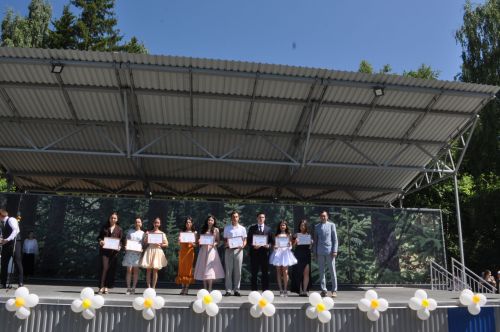 Районыбызның IX сыйныф укучыларына өлгергәнлек аттестаты тапшыру тантанасыннан  ФОТОРЕПОРТАЖ