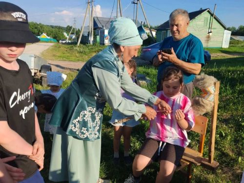 Иске Мичән авылының Зөбәрҗәт чишмәсе янында «Әбиемдә кунакта» исемле күңел ачу кичәсе оештырылды