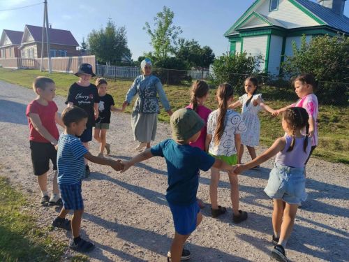 Иске Мичән авылының Зөбәрҗәт чишмәсе янында «Әбиемдә кунакта» исемле күңел ачу кичәсе оештырылды