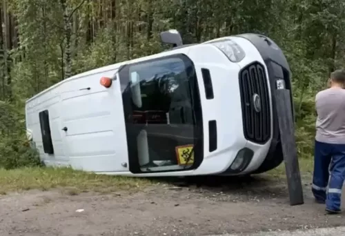 Татарстанда юл-транспорт һәлакәтеннән соң балалар хоккей командасы автобусы әйләнеп капланган
