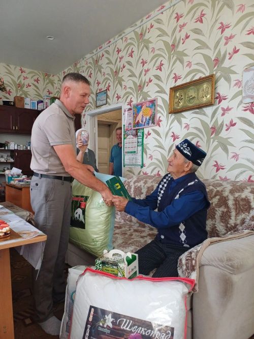 Кече Кибәче авылында яшәүче Мифтахов Гаптрәүфне 90 яшьлек юбилее белән котладылар