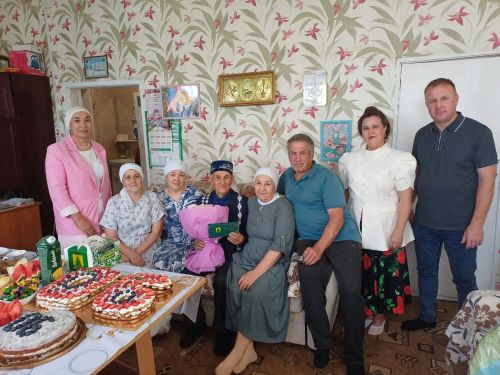 Кече Кибәче авылында яшәүче Мифтахов Гаптрәүфне 90 яшьлек юбилее белән котладылар