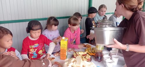 Шатлыклы мизгелләр көне: Иске Икшермә балалар приютында кунаклар балаларны сөендерде