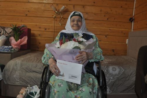 «Елап түгел, елмаеп-көлеп яшәдем»: районыбызның икенче гасырын ваклаучы Тәкъмилә Халиковага 101 яшь тулды