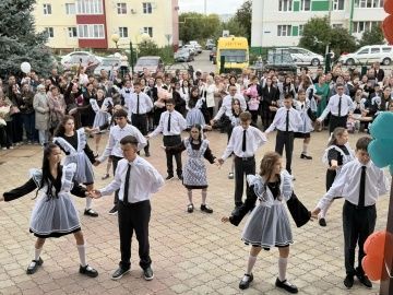 Шәмәрдән лицеенда 65 беренче сыйныф укучысына   бүләк итеп китаплар тапшырылды