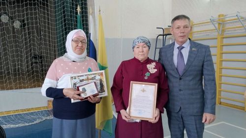 Олы Кибәче авылыннан СВО зонасына ярдәм өчен медаль белән бүләкләнгән волонтерлар тәбрикләнде