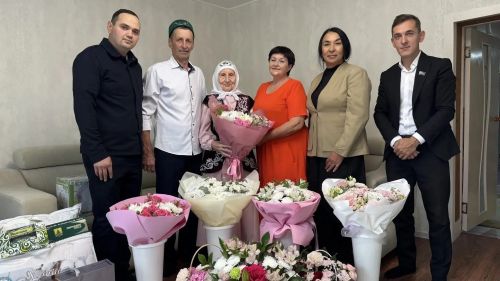 90 яшьлек матур гомер бәйрәме: Явлаштауда Сәүдә Әхмәтҗанованы котладылар