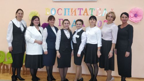 27 сентябрьдә Рәсәйдә  тәрбиячеләр көне билгеләп үтелә
