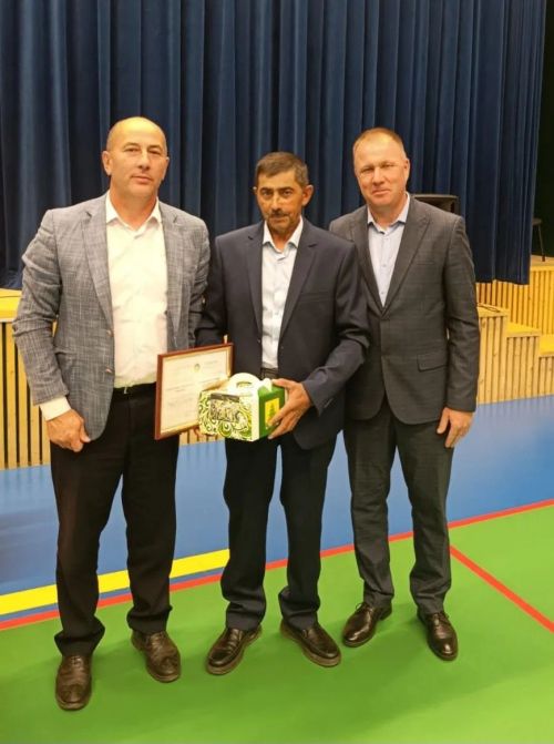 Җирлек башлыгы хисап тотты, тракторчы һәм савымчы бүләкләнде: Сатышта җыен узды