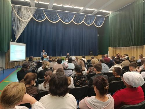 Җирлек башлыгы хисап тотты, тракторчы һәм савымчы бүләкләнде: Сатышта җыен узды