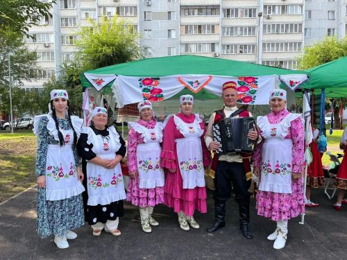 Казанда «Бердәмлек, мәдәният һәм күршеләр бәйрәме»: Кече Шыңарның «Мирас» коллективы чыгышы