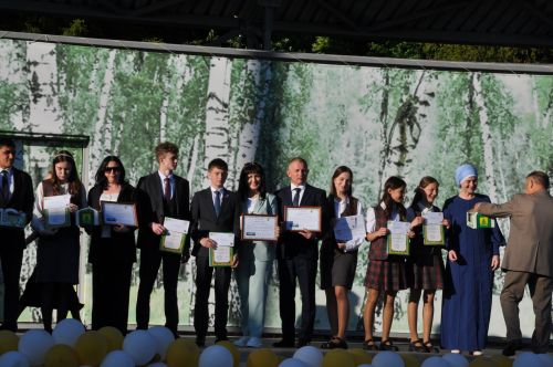 Фән олимпиадаларында җиңү яулаган укучыларны тәбрикләү