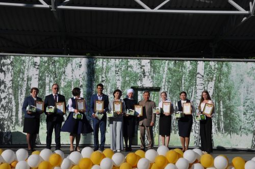 Фән олимпиадаларында җиңү яулаган укучыларны тәбрикләү
