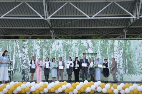 Фән олимпиадаларында җиңү яулаган укучыларны тәбрикләү