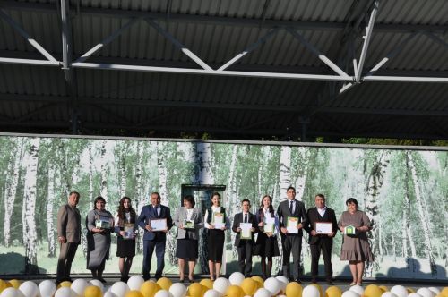 Фән олимпиадаларында җиңү яулаган укучыларны тәбрикләү