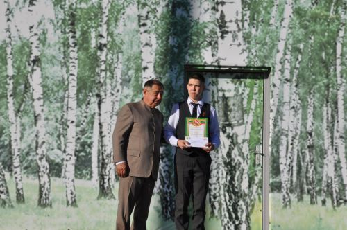 Фән олимпиадаларында җиңү яулаган укучыларны тәбрикләү