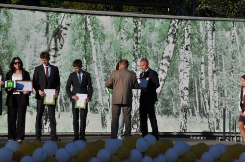 Фән олимпиадаларында җиңү яулаган укучыларны тәбрикләү