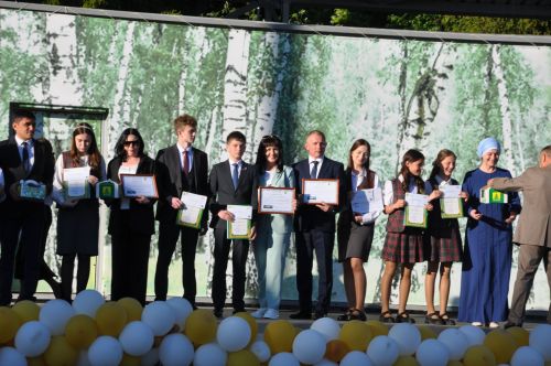 Фән олимпиадаларында җиңү яулаган укучыларны тәбрикләү