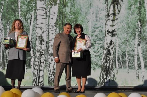 Фән олимпиадаларында җиңү яулаган укучыларны тәбрикләү