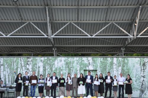 Фән олимпиадаларында җиңү яулаган укучыларны тәбрикләү