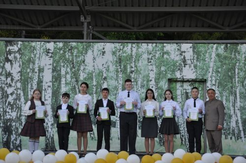 Фән олимпиадаларында җиңү яулаган укучыларны тәбрикләү