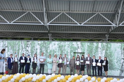 Фән олимпиадаларында җиңү яулаган укучыларны тәбрикләү