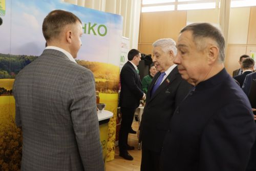Саба мәдәният йортында оешма-предприятиеләр, шәхси эшмәкәрләр җитештергән төрле товарлар, азык-төлек продукциясе күргәзмәсе