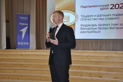 “Депутат буласым килә” дип исемләнгән парламент дәресеннән  фоторепортаж