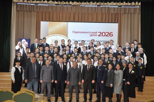“Депутат буласым килә” дип исемләнгән парламент дәресеннән  фоторепортаж