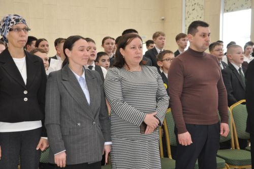 “Депутат буласым килә” дип исемләнгән парламент дәресеннән  фоторепортаж