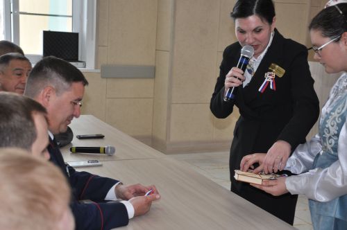 “Депутат буласым килә” дип исемләнгән парламент дәресеннән  фоторепортаж